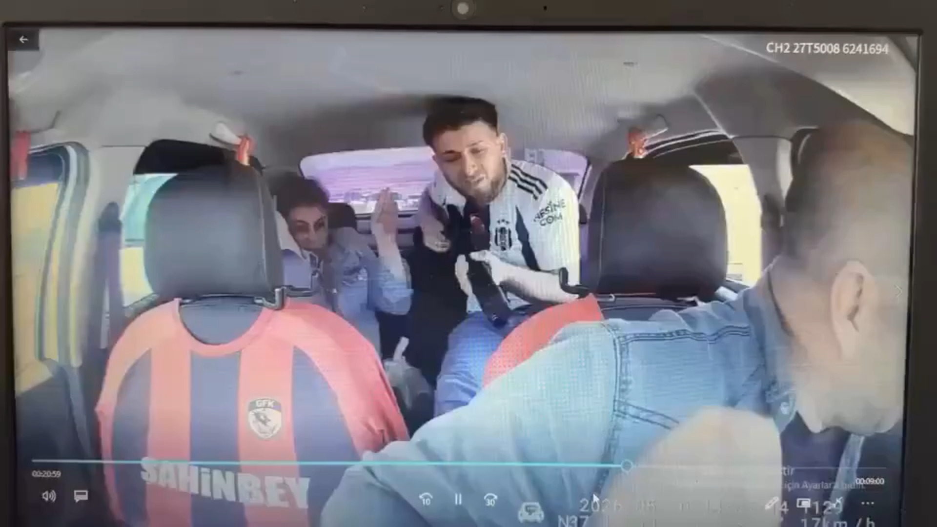 Moment taxi driver wrestles armed man during police chase in Turkiye