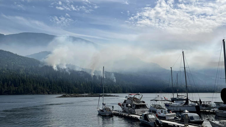 Wildfire on the Sunshine Coast burning near structures, but no ...