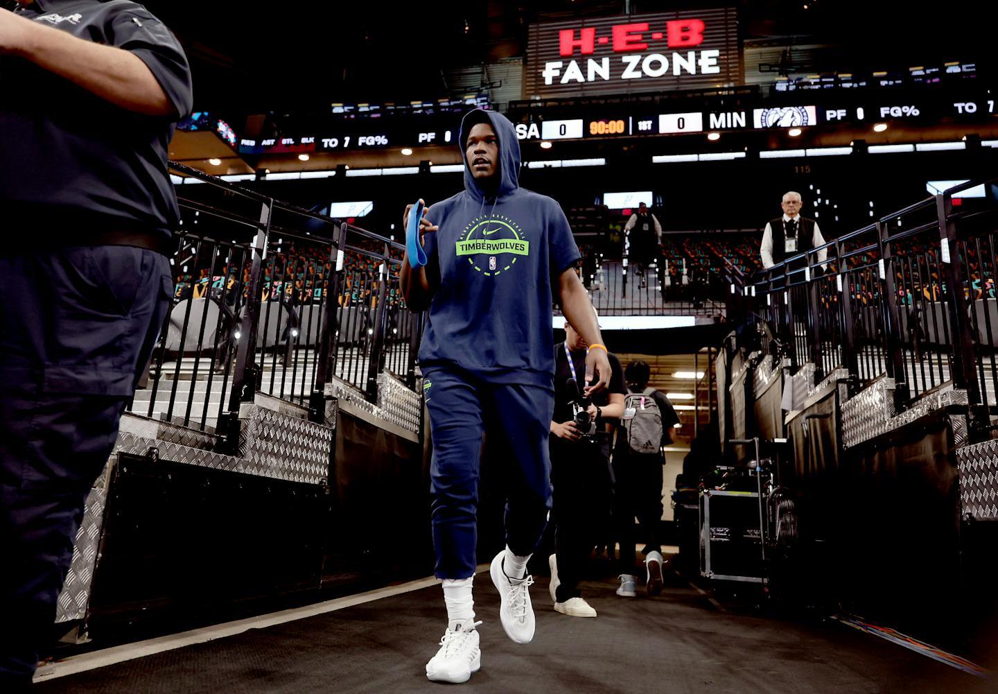 Live from San Antonio: Timberwolves try to elbow their way past San ...