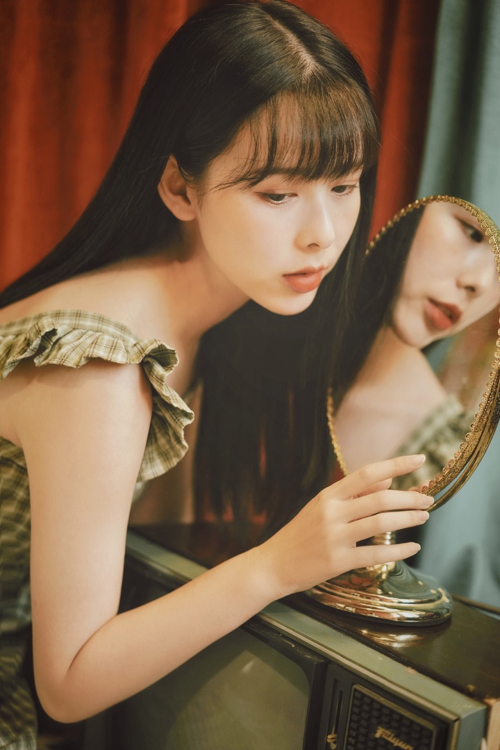 镜中人：她凝视的不是自己，而是内心未被看见的温柔