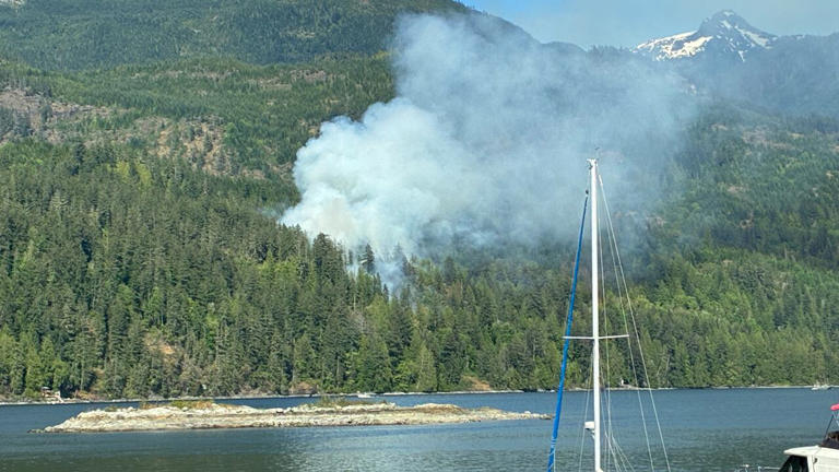 Wildfire on the Sunshine Coast burning near structures, but no ...