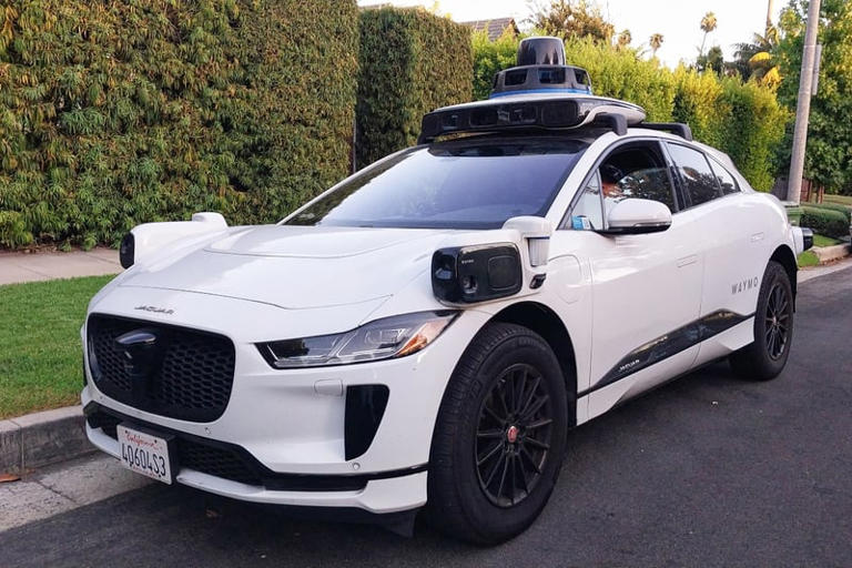 Waymo retira miles de robotaxis tras detectar fallos de seguridad en ...