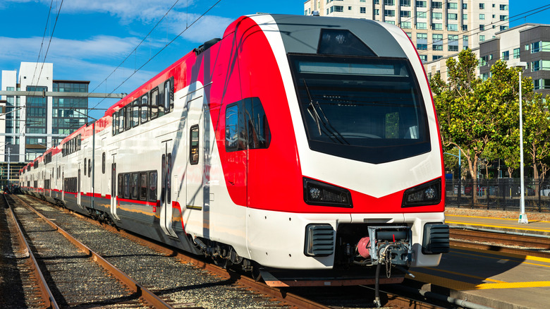 Why diesel-electric trains still haven't become fully electric