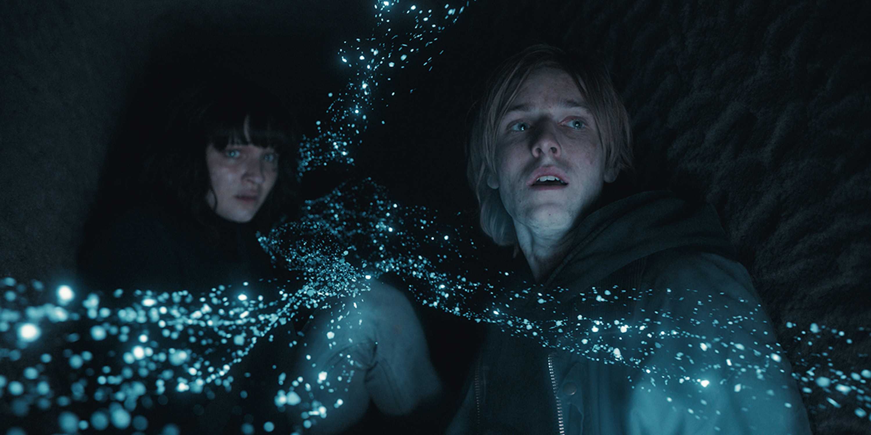 Jonas and Martha reopening the portal in Dark