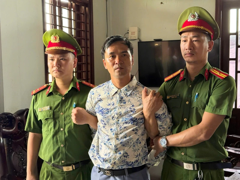 Chủ tiệm kinh doanh bị bắt vì nhiều lần livestream xúc phạm cơ quan chức năng ở Huế