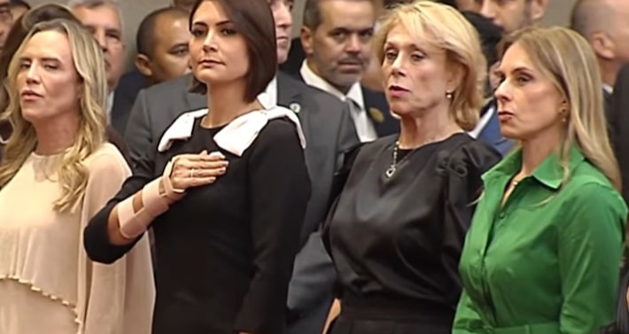 A ex-primeira-dama Michelle Bolsonaro sentou-se próxima à advogado Viviane Barci (de verde), mulher de Alexandre de Moraes Foto: Reprodução via Youtube