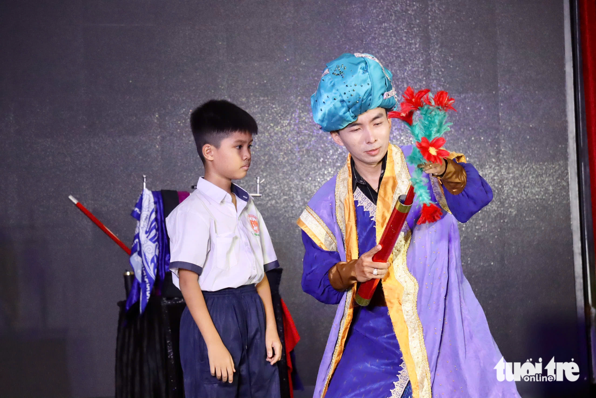 Một ngày làm tuổi thơ rực sáng: Sinh viên TP.HCM đưa kịch và ảo thuật đến trẻ em cơ nhỡ