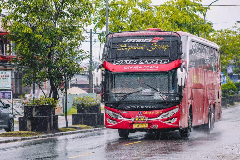 ilustrasi bus high deck (unsplash.com/Jalal Kelink)