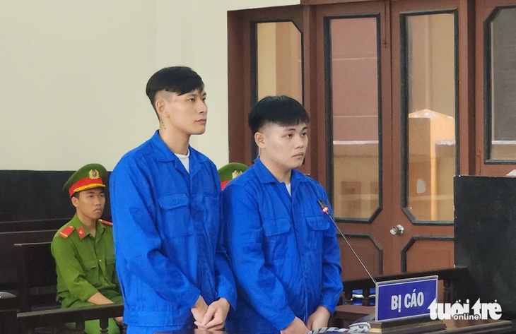 Cho rằng bị 'nhìn đểu', 2 nam thanh niên dùng dao đâm 2 người trọng thương rồi bỏ trốn