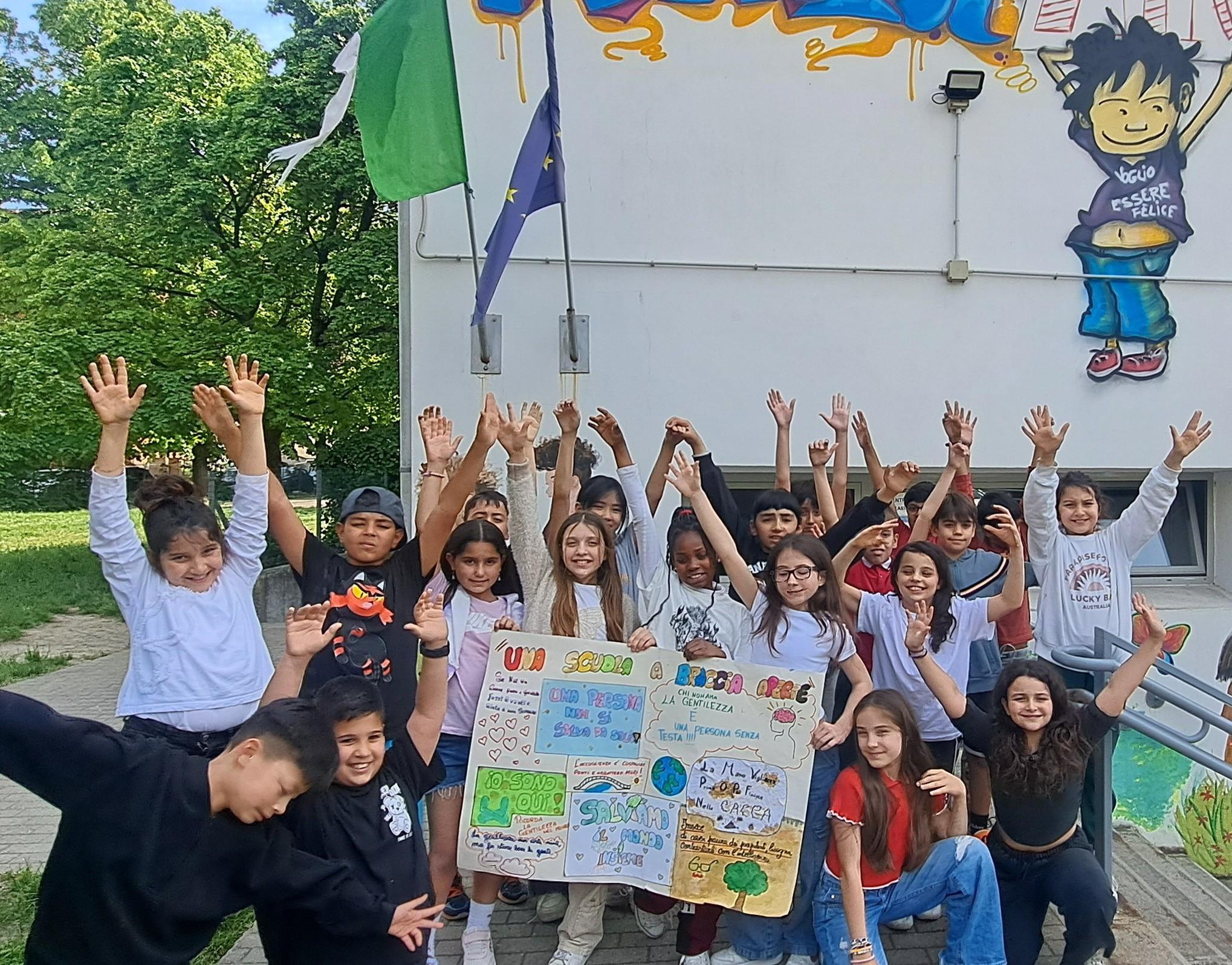Una scuola a braccia aperte. Il motto è "Intrecci-amo-ci"