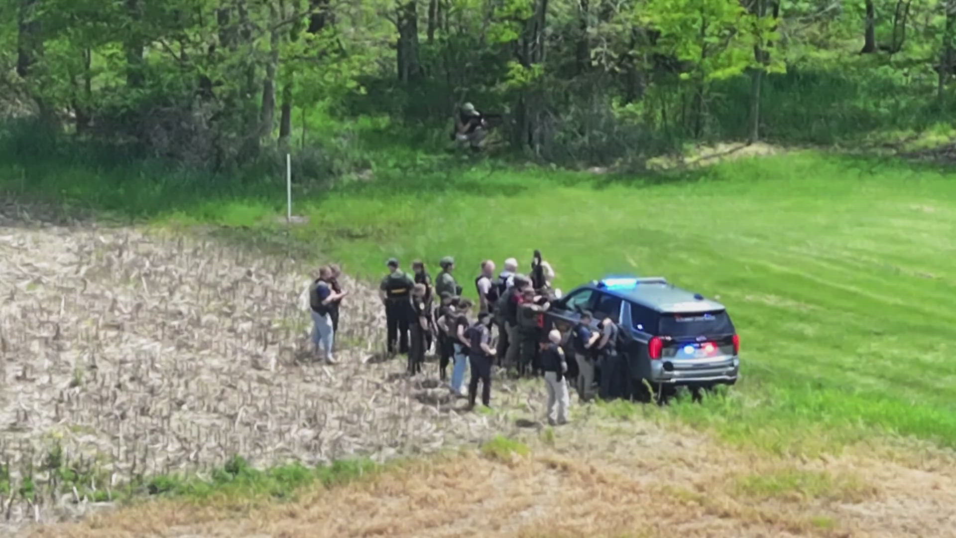 Suspect in custody after Wayne County sheriff, deputy stabbed