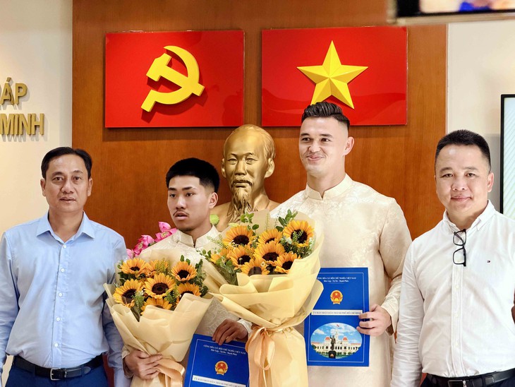 Hai cầu thủ Việt kiều Khoa Ngô và Lê Giang Patrik nhận quốc tịch Việt Nam