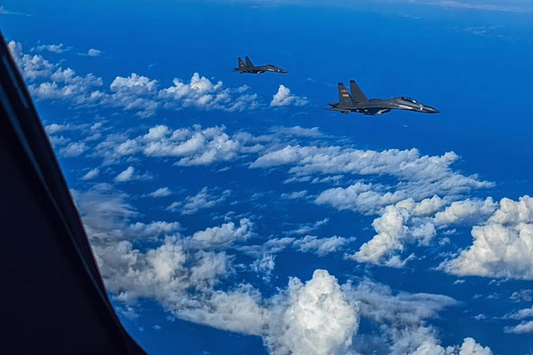 ARCHIVO. Aviones de combate del Mando del Teatro Oriental del Ejército Popular de Liberación de China (EPL) alrededor de la isla de Taiwán, agosto de 2022. Gong Yulong/Xinhua via AP