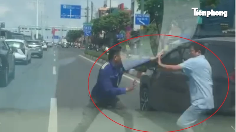 Dừng xe đánh nhau giữa đường, công an mời hai tài xế đến làm việc