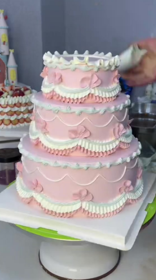 Vintage cake decorating designs everyone is obsessed with