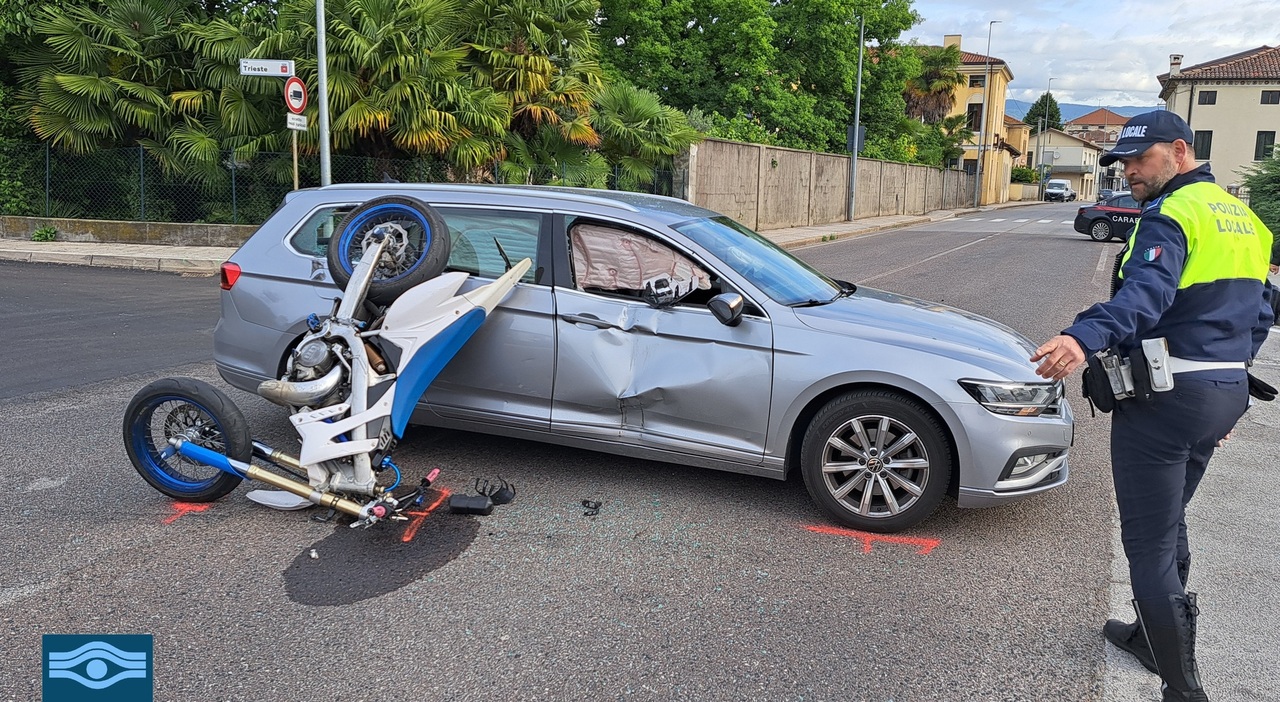 Incidente tra moto e auto: centauro di 18 anni ferito