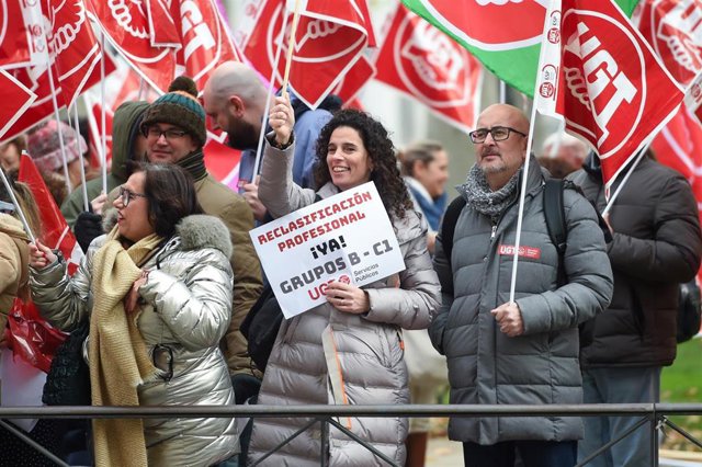 CCOO y UGT irán a huelga el 25 de mayo para exigir la reclasificación ...