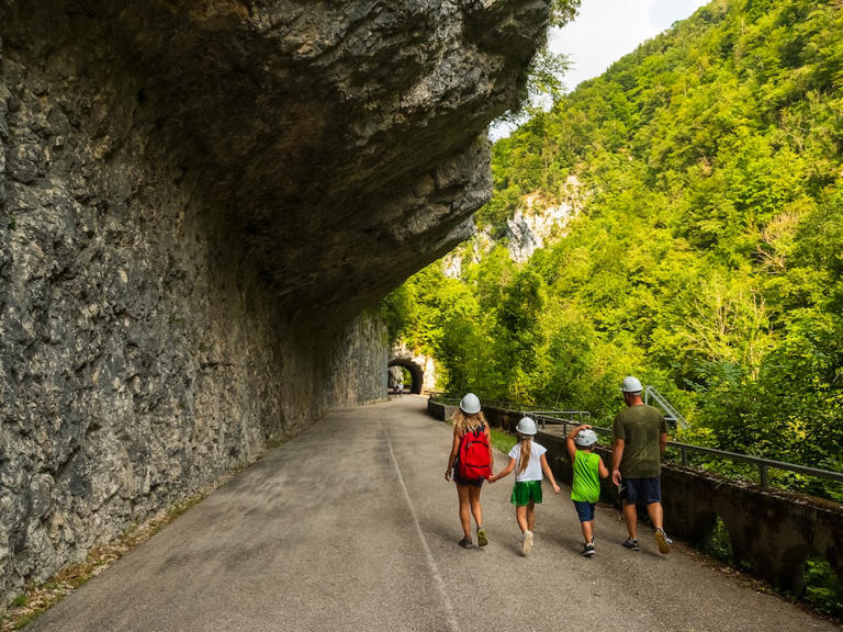 Il canyon nascosto con la strada nella roccia e il lago azzurro: la ...