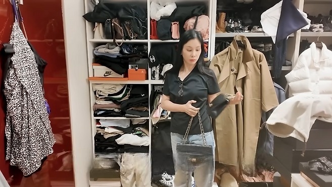Vợ Jang Dong Gun khoe phòng thay đồ ngập hàng hiệu