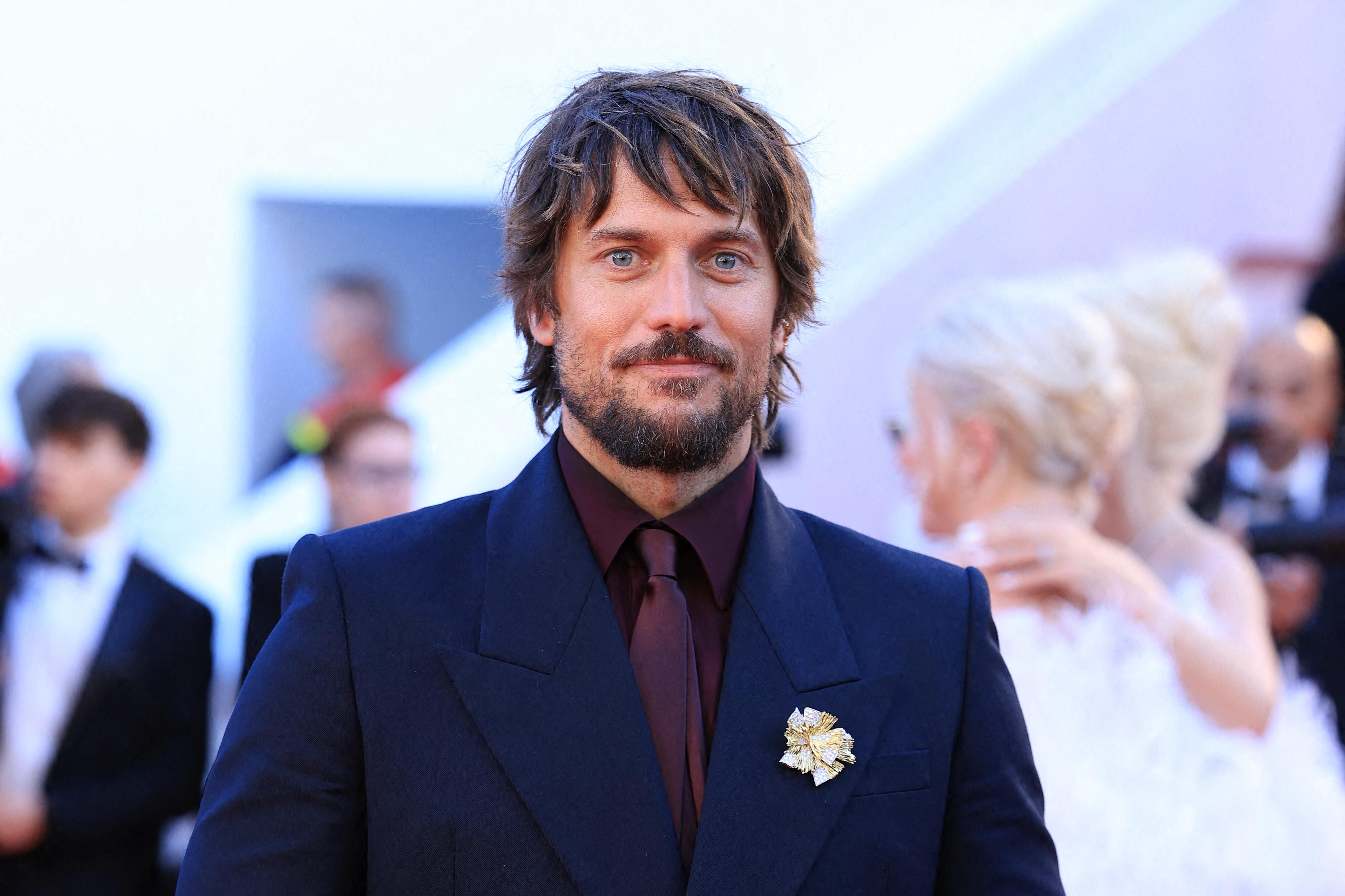 Lucas Bravo illumine le tapis rouge avec une pièce Fred issue de sa ...
