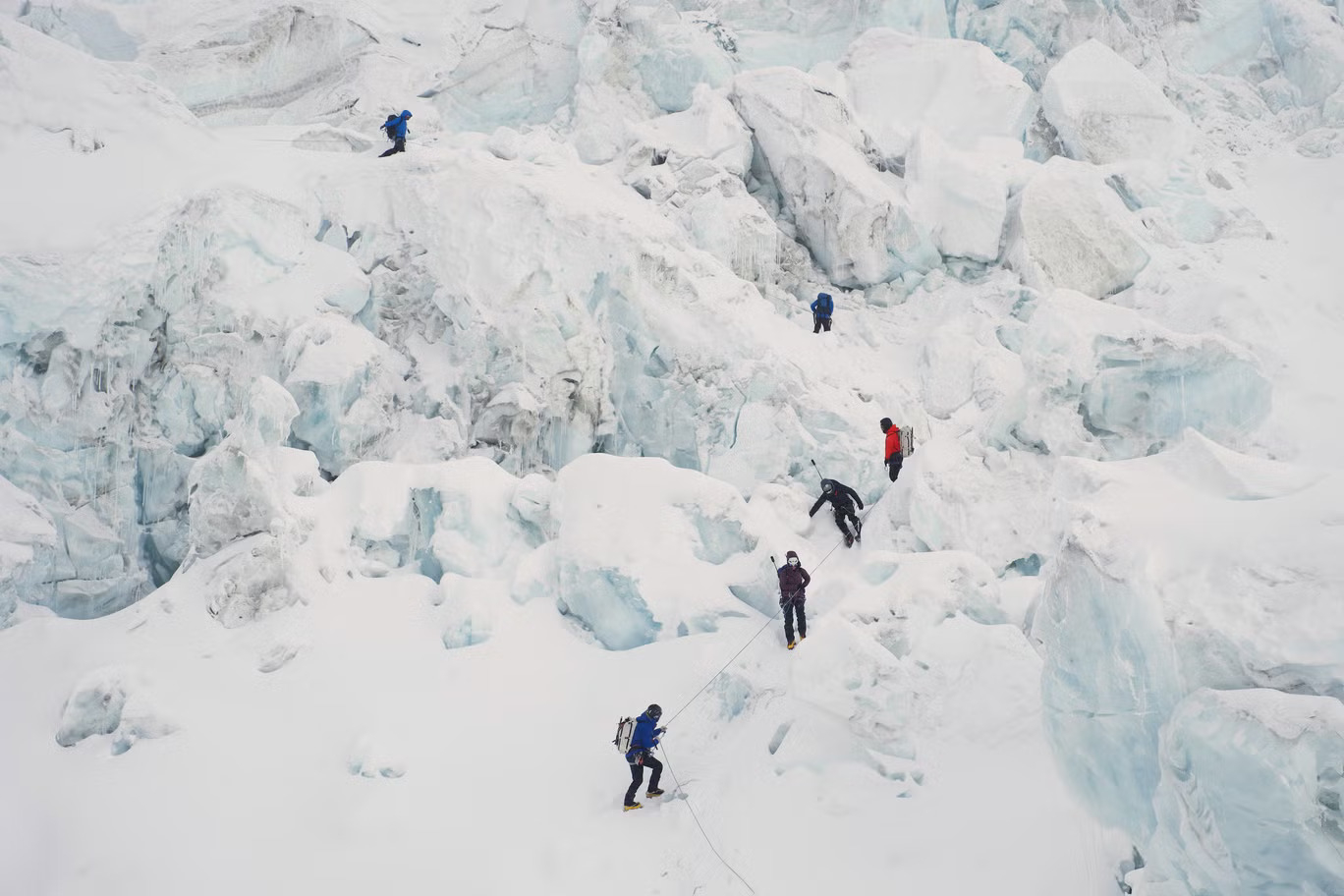 Hướng dẫn viên tử nạn trên đỉnh Everest vì rơi xuống khe băng