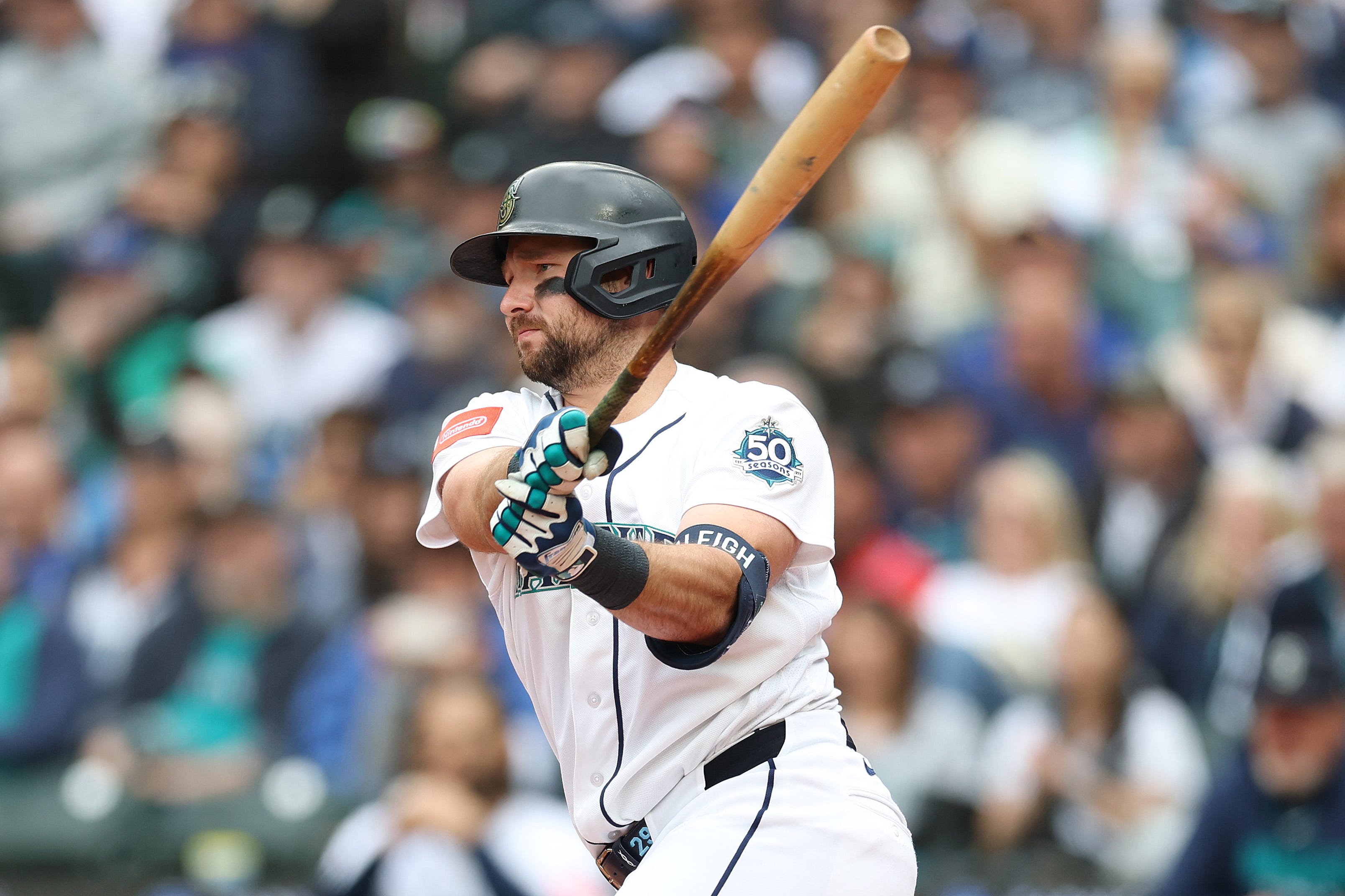 Mariners' Cal Raleigh ends hitless streak with unconventional approach