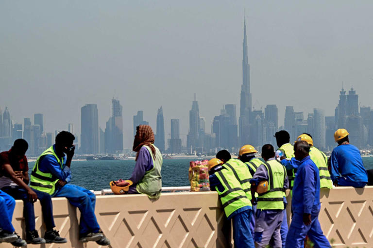 Workers take a break in Dubai on March 11 amid the widening Middle East conflict that has entangled the UAE and other Gulf states. Photo: AFP