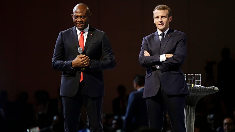 L'homme d'affaires nigérian Tony Elumelu et le président français Emmanuel Macron à Lagos, au Nigeria, le 4 juillet 2018