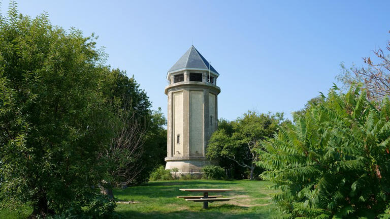 Across the bay from Boston is a charming Massachusetts peninsula town ...