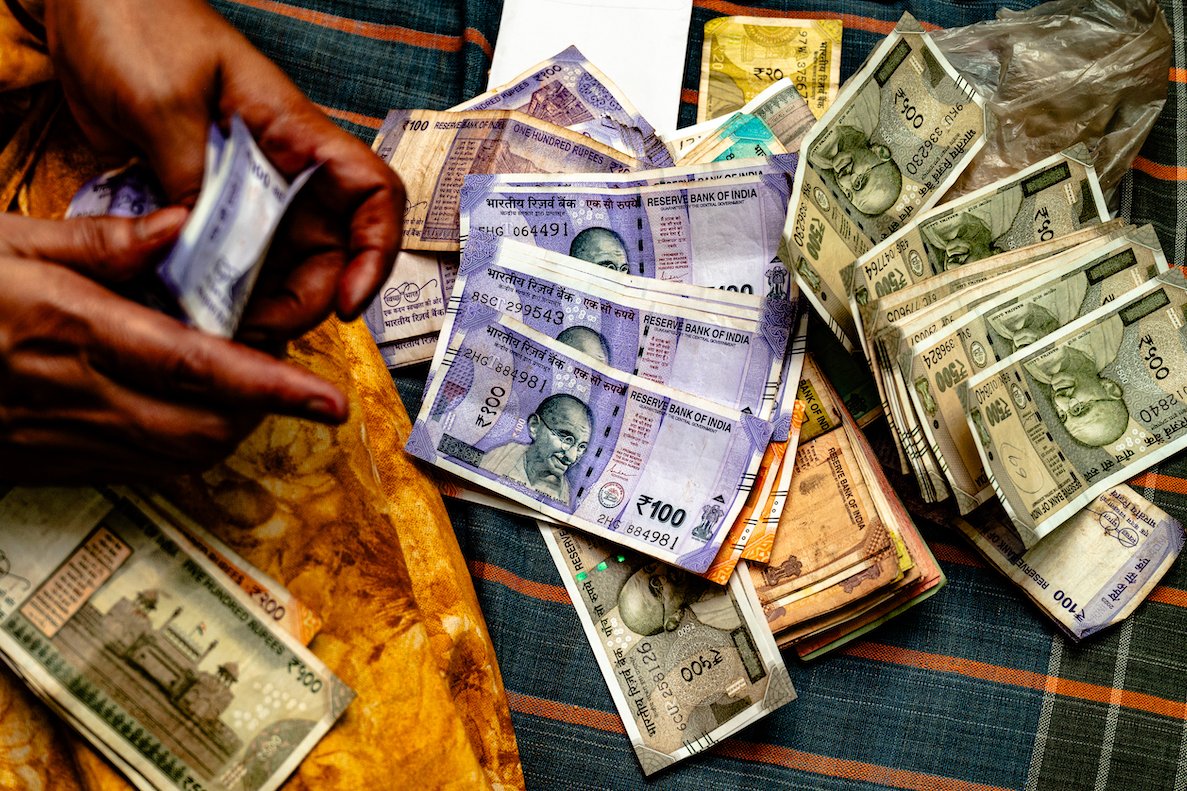 Cara India stabilkan rupee yang anjlok: naikkan pajak emas dan perak
