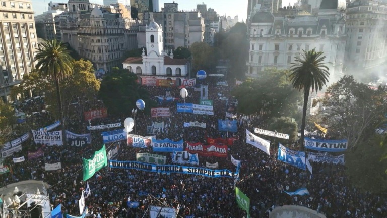 Decenas de miles de argentinos marcharon contra los recortes de Milei a ...