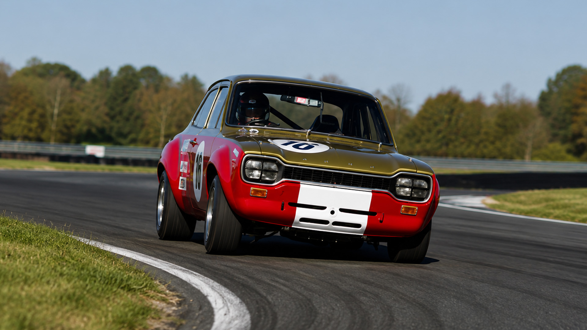 Old Ford Escort has a distinctive sound on the race track