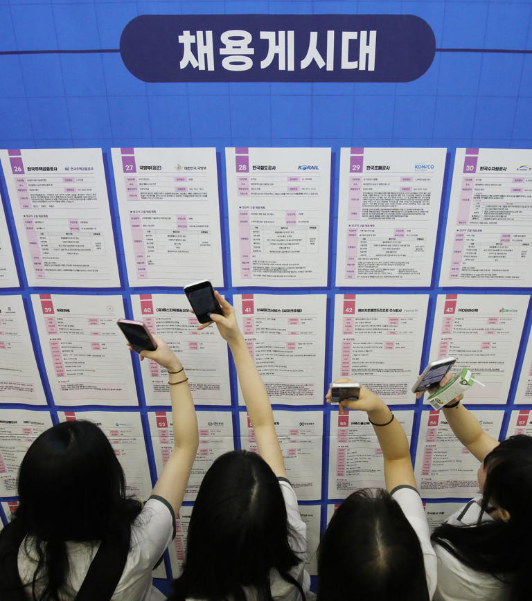 취업 증가 7.4만명뿐…청년 고용률은 24개월 연속 하락
