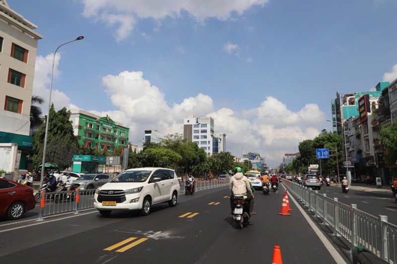 Khẩn trương hoàn thiện làn đường đảo chiều trên đường Cộng Hòa trước giờ G