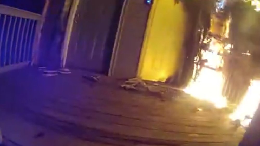 Police officer rescues family from burning house