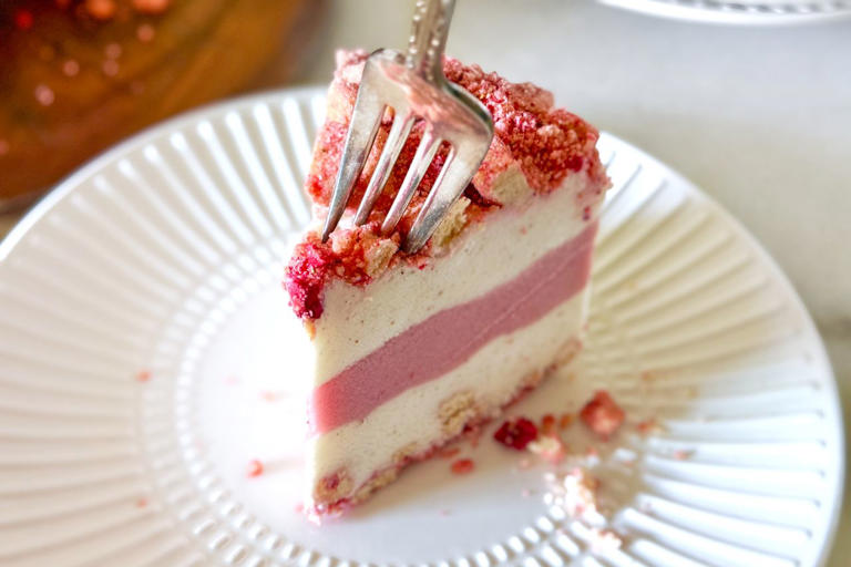 The embarrassingly easy 4-ingredient strawberry dessert I can’t stop making