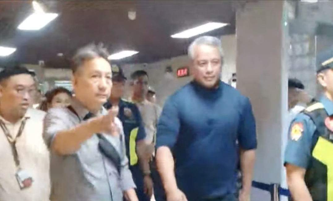 Jonvic Remulla at Senate amid lockdown, wants to secure senators