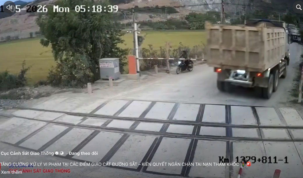Cảnh sát giao thông hóa trang xử lý vi phạm vượt đường ngang khi đèn đỏ