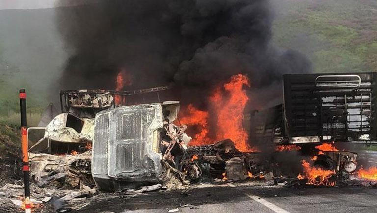 Bitlis'te feci kaza! İki tır kafa kafaya çarpışıp alev topuna döndü ...