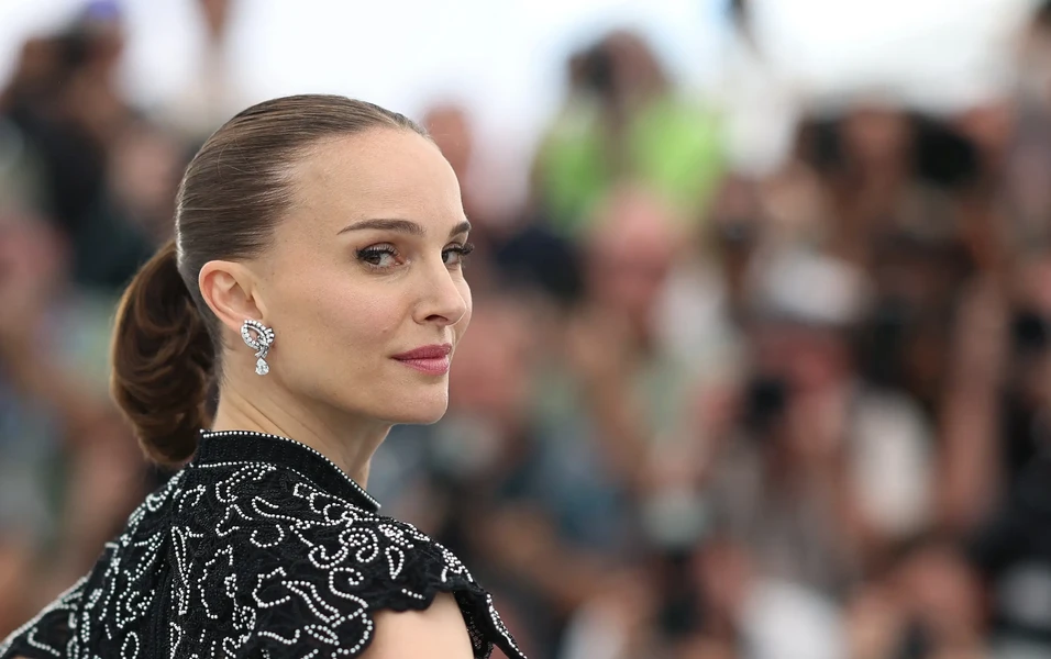 Natalie Portman blends luxury travel with chic maternity style