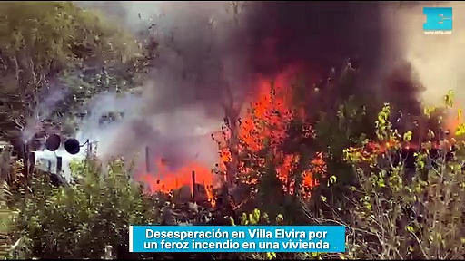 Desesperación en Villa Elvira por un feroz incendio en una vivienda