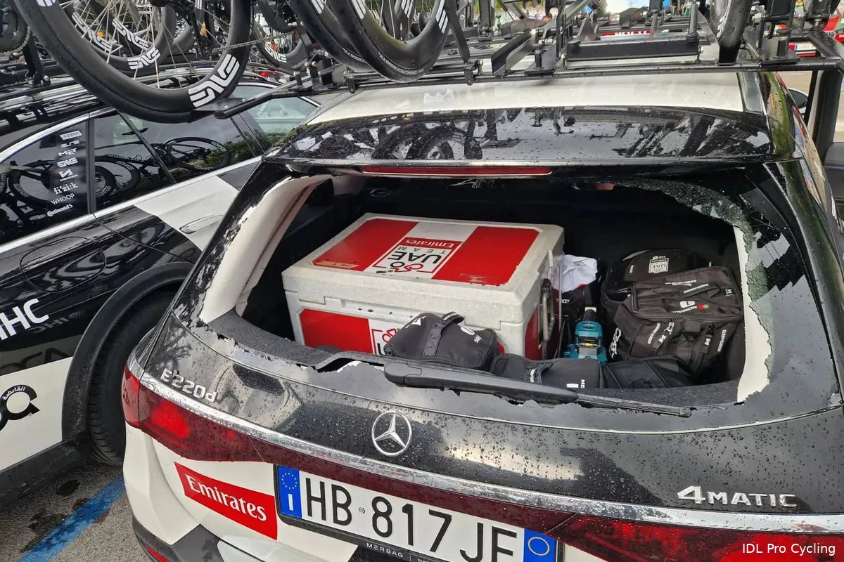 🎥 Even the UAE team car isn't safe from crashes! Collision leaves its ...
