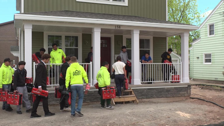 Students in Green Bay complete year-long homebuilding project