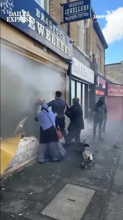 Ram raid goes wrong as jewellery thieves flee smashed shop empty-handed ...