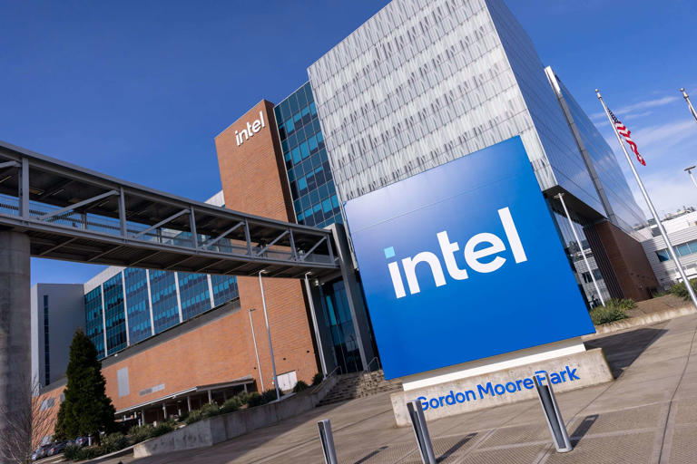 Intel has preliminary deal to make chips for Apple, WSJ reports