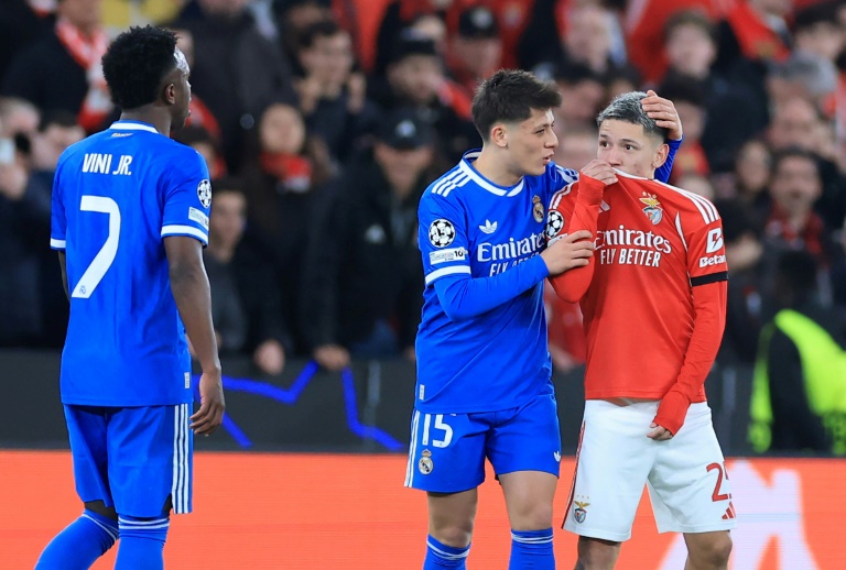 O jogador argentino Gianluca Prestianni, do Benfica, cobre a boca enquanto se dirige a Vinícius Junior, durante jogo da Liga dos Campeões em Lisboa, no dia 17 de fevereiro