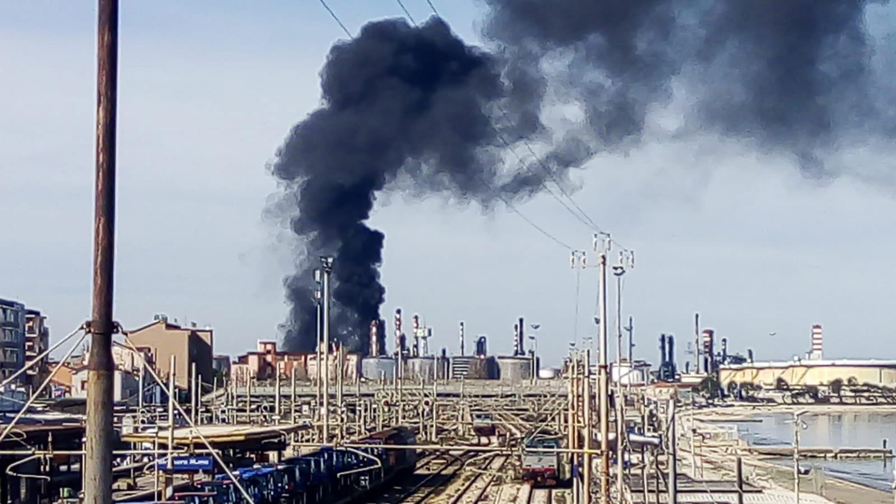Incendio in raffineria Api a Falconara, sei persone rinviate a giudizio