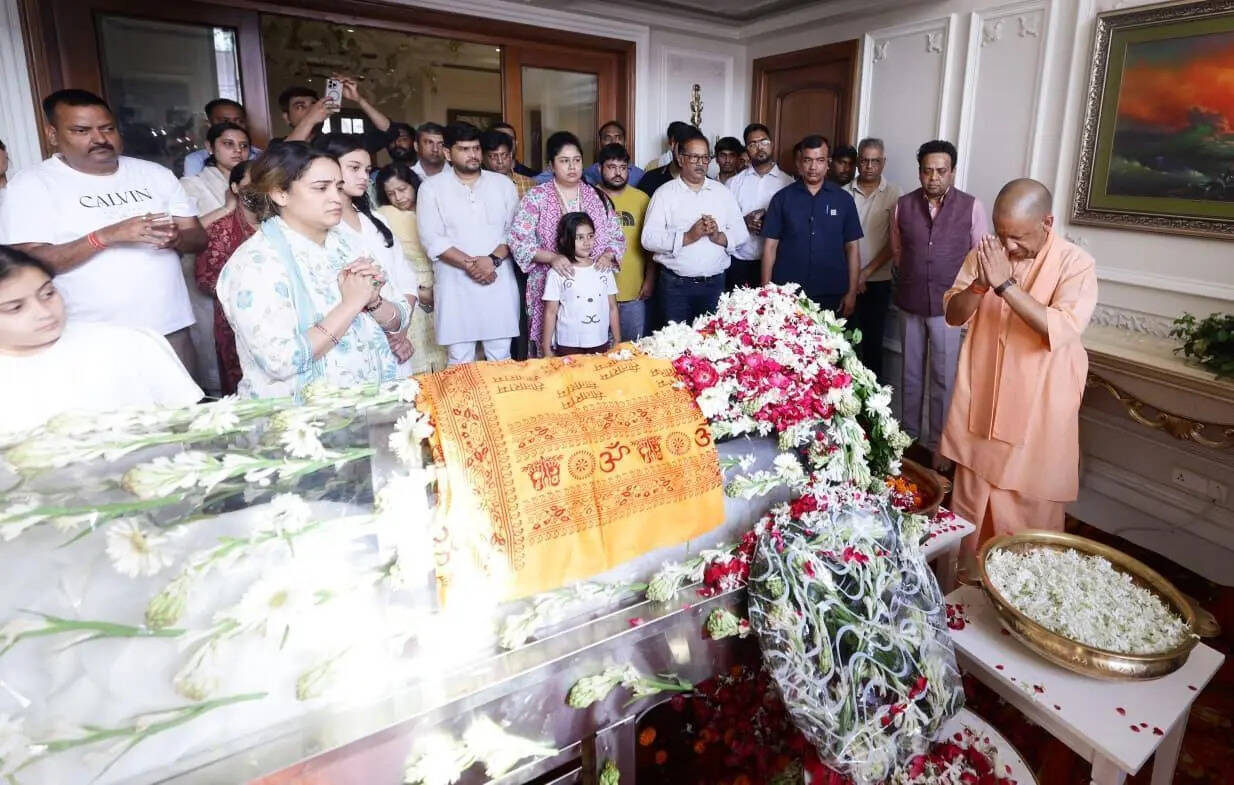 Yogi, Maurya, opposition leaders pay respects to Prateek Yadav