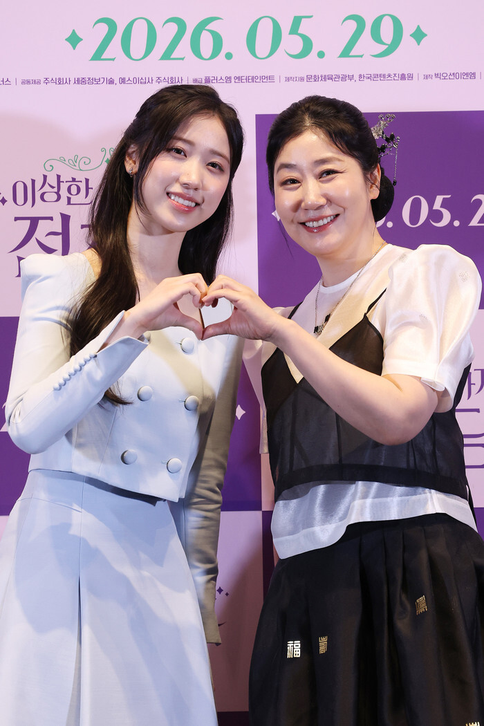 S Korean actresses Ra Mi-ran and Lee Rae