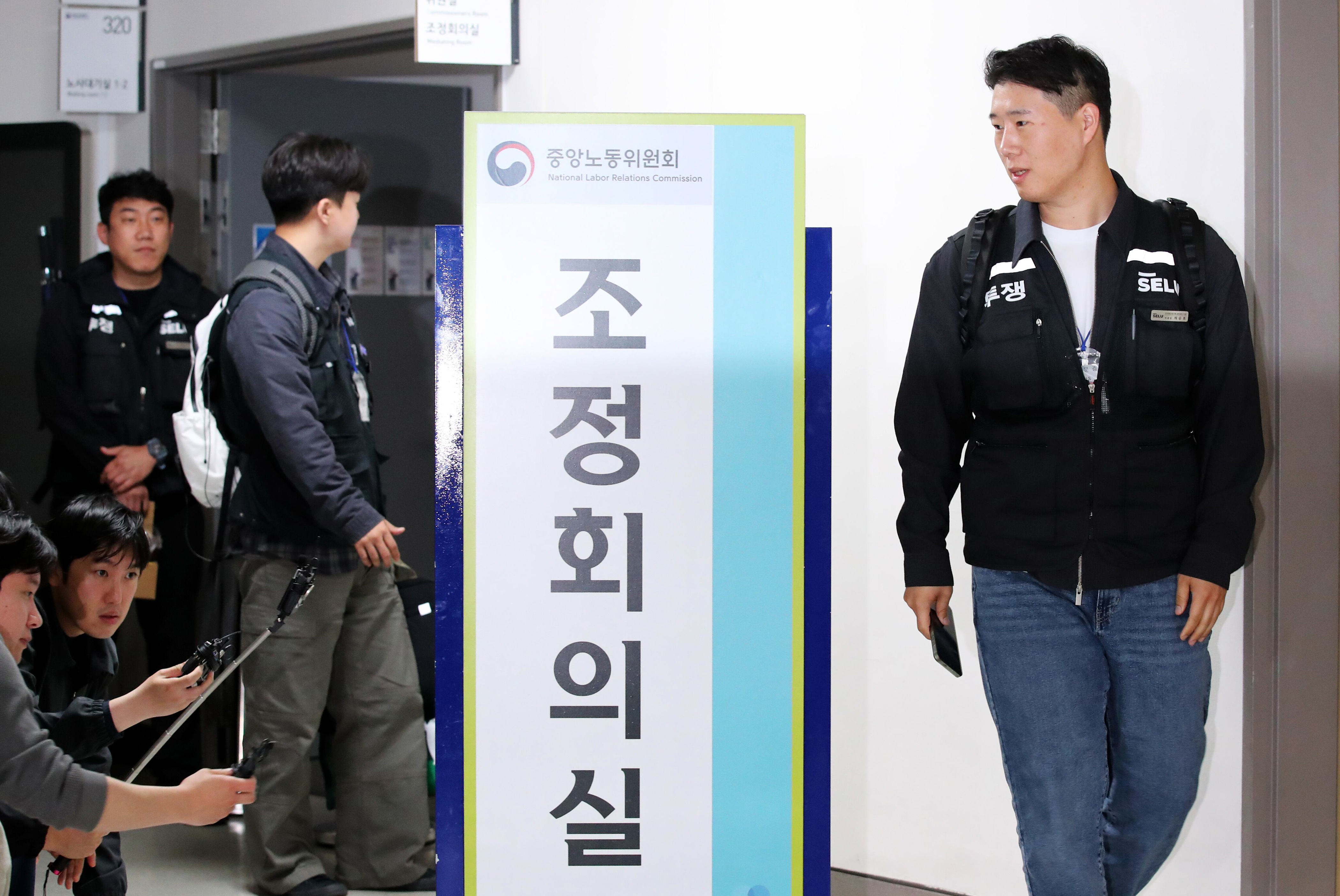 Samsung Electronics, government propose talks as union threatens strike